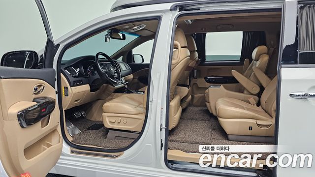 Kia Carnival 9-Seater Hi-Limousine Noblesse Special 2019 — фото 28