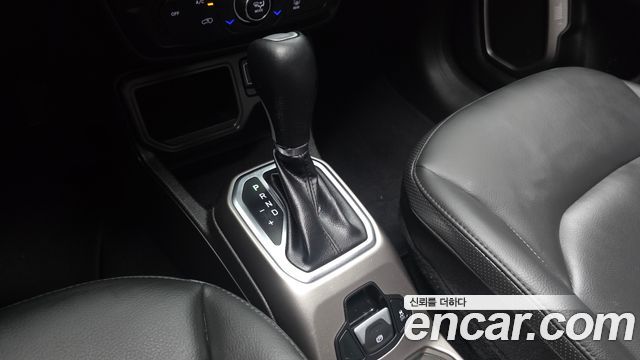 Jeep Renegade 2.4 Limited 2021 — фото 9