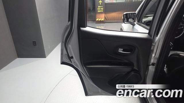 Jeep Renegade 2.4 Limited 2021 — фото 25