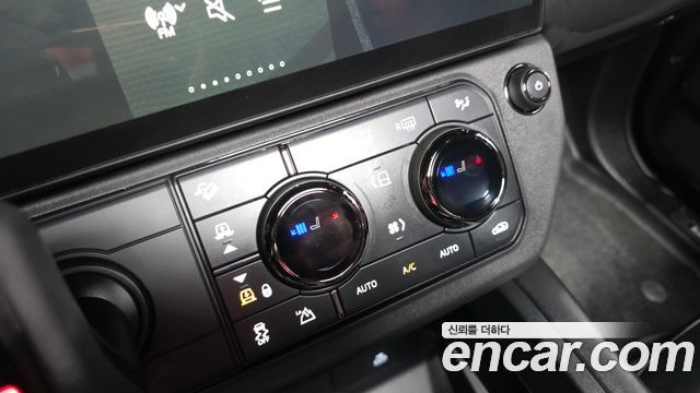 Land Rover Defender (L663) 110 P635 Octa Black 2026 — фото 9