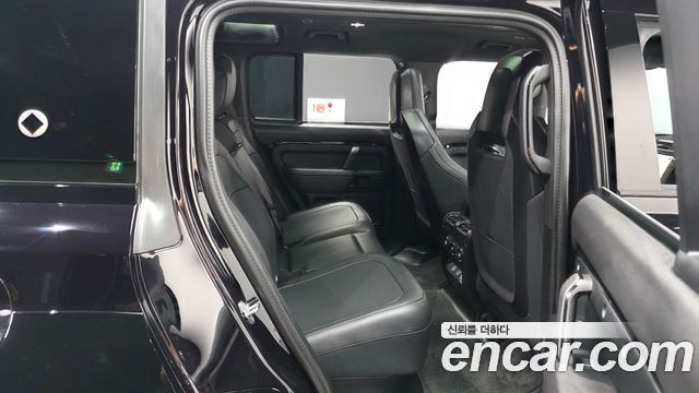 Land Rover Defender (L663) 110 P635 Octa Black 2026 — фото 12