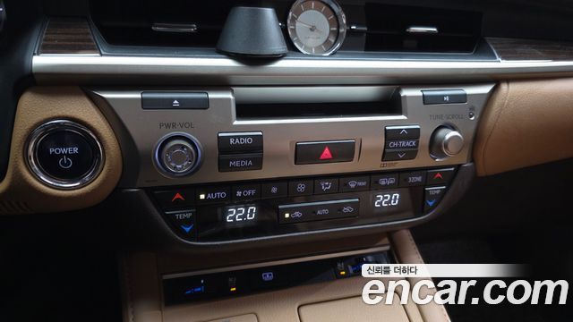 Lexus ES300h Supreme XV60 2016 — фото 16