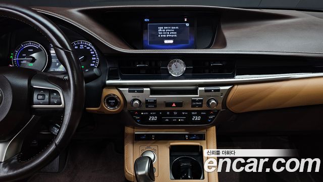 Lexus ES300h premium XV60 2016 — фото 14