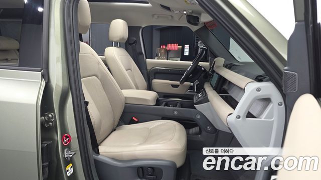 Land Rover Defender (L663) 110 D250 SE 2023 — фото 11