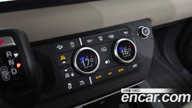 Land Rover Defender (L663) 110 D250 SE 2023 — фото 18