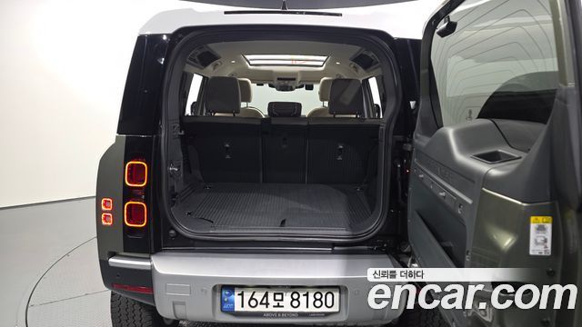 Land Rover Defender (L663) 110 D250 SE 2023 — фото 20