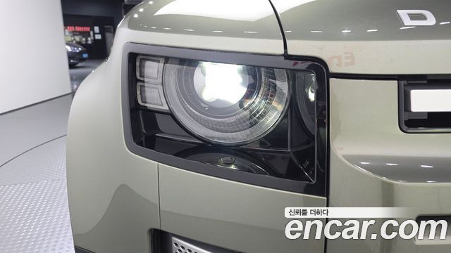 Land Rover Defender (L663) 110 D250 SE 2023 — фото 22