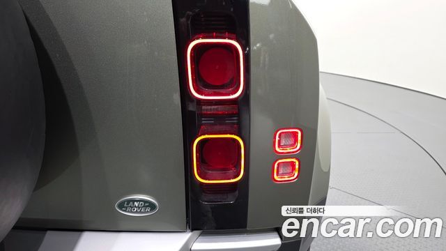 Land Rover Defender (L663) 110 D250 SE 2023 — фото 23
