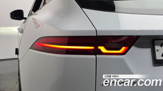 Jaguar E-PACE P250 SE 2019 — фото 23