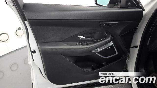 Jaguar E-PACE P250 SE 2019 — фото 24