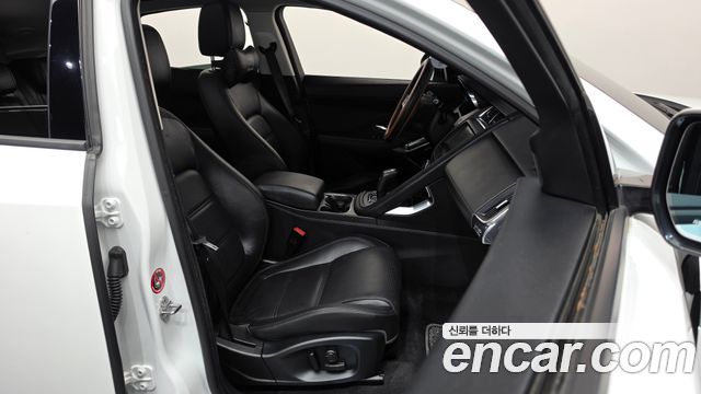 Jaguar E-PACE P250 SE 2019 — фото 26