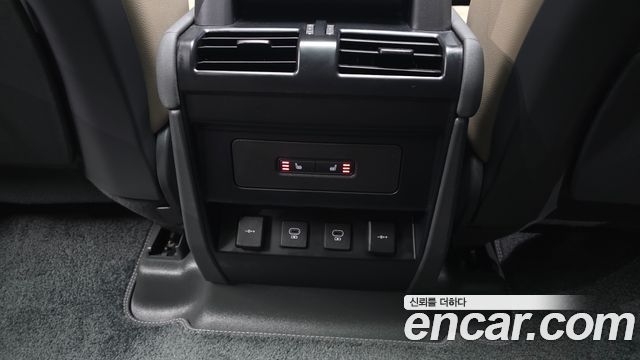 Land Rover Defender (L663) 110 D250 S 2022 — фото 19