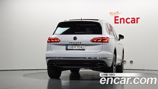 Volkswagen Touareg (III) 3.0 TDI Prestige 2023 — фото 4