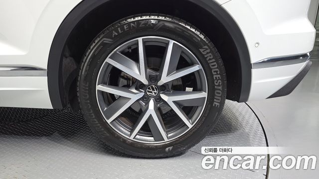 Volkswagen Touareg (III) 3.0 TDI Prestige 2023 — фото 5
