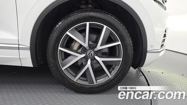 Volkswagen Touareg (III) 3.0 TDI Prestige 2023 — фото 27