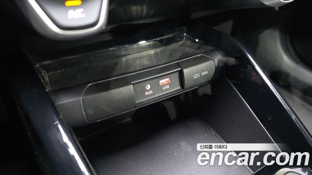 Kia Stonic 1.4 Deluxe 2019 — фото 13