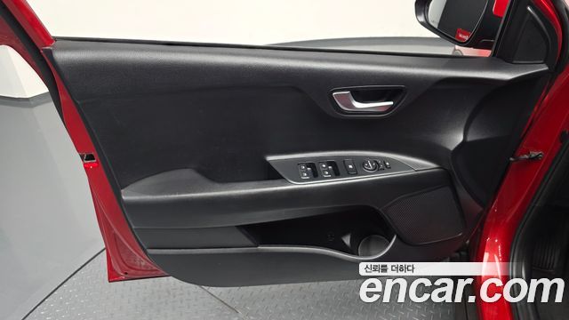 Kia Stonic 1.4 Deluxe 2019 — фото 24