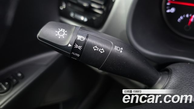 Kia Stonic 1.4 Deluxe 2019 — фото 28