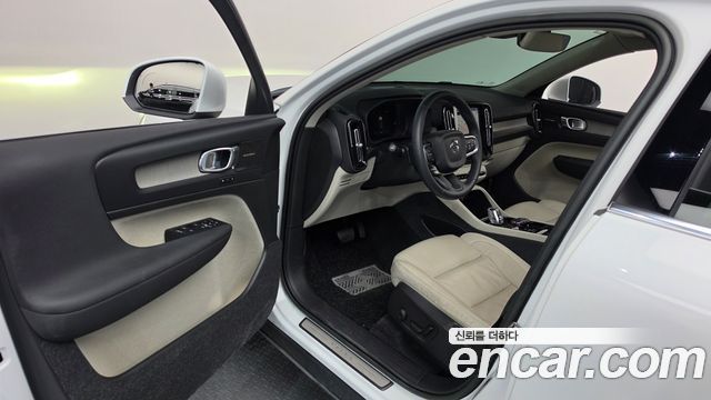 Volvo XC40 B4 Ultimate Bright 2023 — фото 10