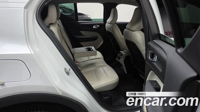 Volvo XC40 B4 Ultimate Bright 2023 — фото 16