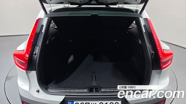 Volvo XC40 B4 Ultimate Bright 2023 — фото 24