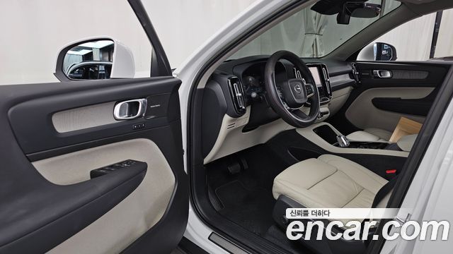 Volvo XC40 B4 Ultimate Bright 2023 — фото 10