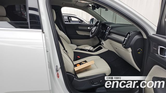 Volvo XC40 B4 Ultimate Bright 2023 — фото 11