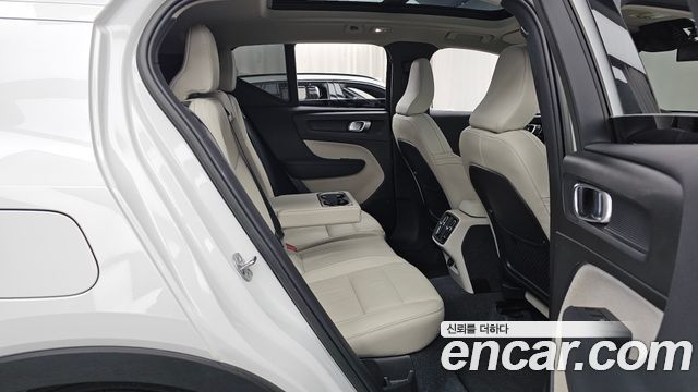 Volvo XC40 B4 Ultimate Bright 2023 — фото 12