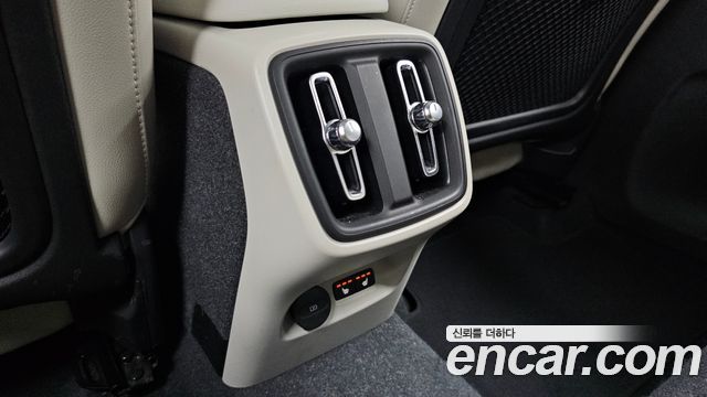 Volvo XC40 B4 Ultimate Bright 2023 — фото 18