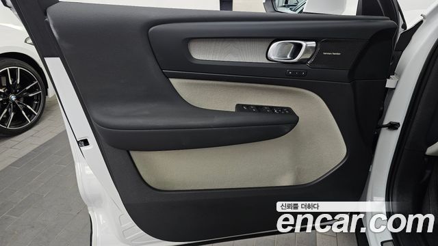 Volvo XC40 B4 Ultimate Bright 2023 — фото 24