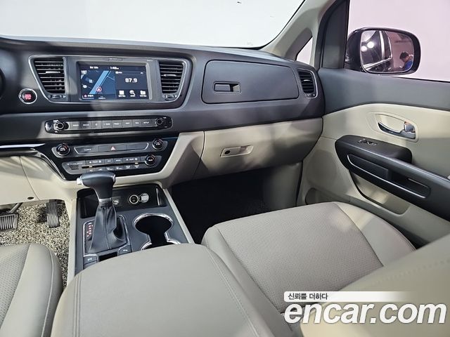 Kia Carnival 9-Seater Luxury 2020 — фото 10