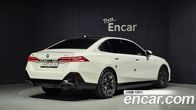 BMW 5 Series (G60) 530e xDrive M Sport Pro 2025 — фото 2