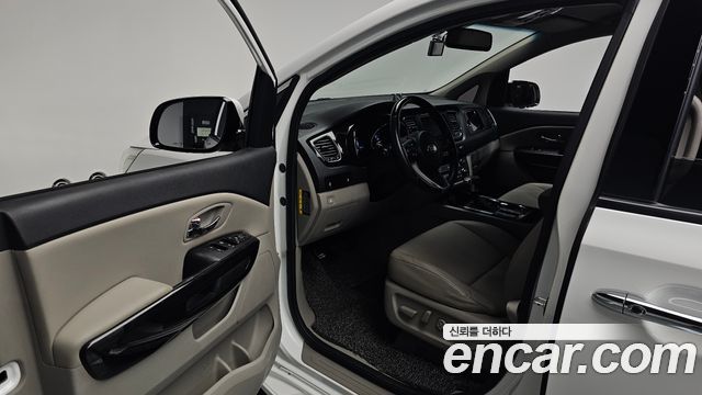 Kia Carnival 9-Seater Prstige 2019 — фото 10