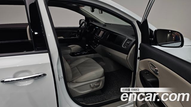 Kia Carnival 9-Seater Prstige 2019 — фото 15