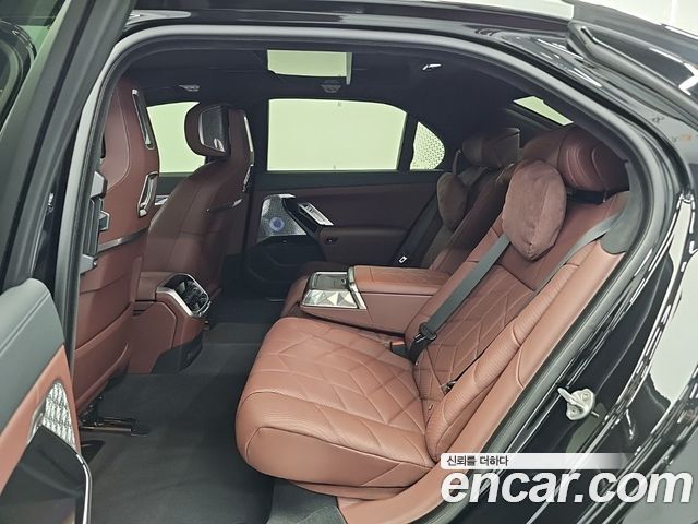 BMW i7 (G70) M70 xDrive 2024 — фото 16