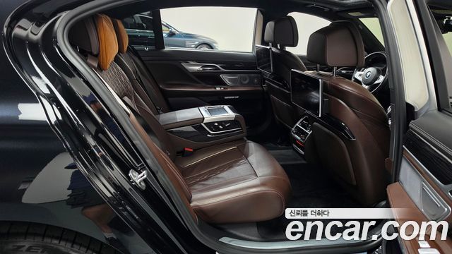 BMW 7 Series (G11) M760Li xDrive 2018 — фото 11