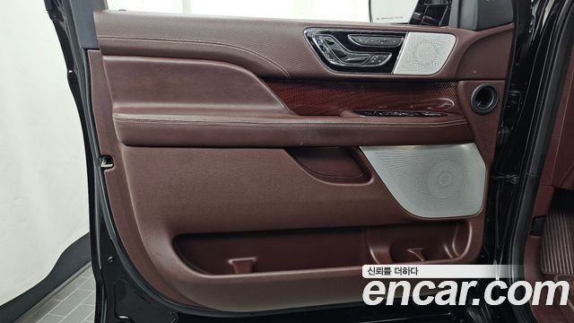 Lincoln Navigator (IV) 3.5L 2020 — фото 24