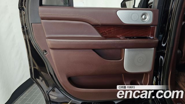 Lincoln Navigator (IV) 3.5L 2020 — фото 25