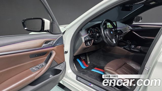 BMW 5 Series (G30) 520d xDrive M Sport Package Plus 2018 — фото 13