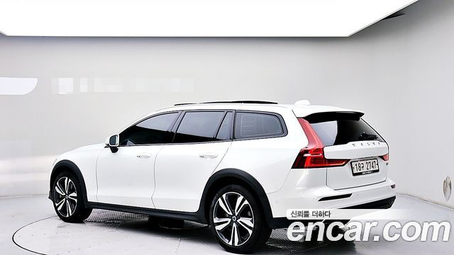 Volvo V60 Cross Country (II) T5 Pro AWD 2019 — фото 2