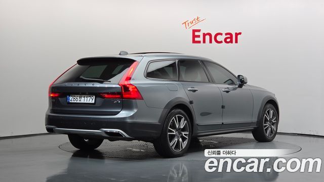 Volvo V90 Cross Country T5 Pro AWD 2018 — фото 2