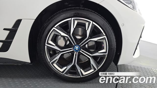 BMW i4 eDrive40 M Sports 2022 — фото 27