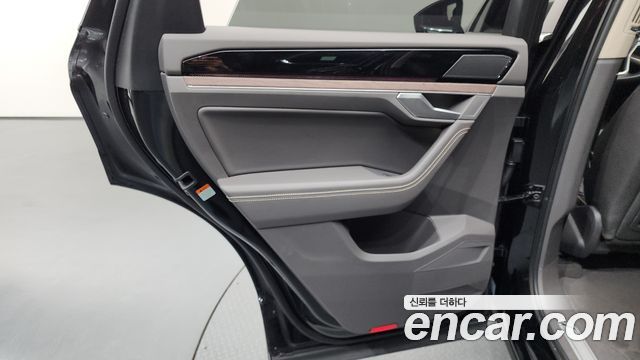 Volkswagen Touareg (III) 3.0 TDI Prestige 2023 — фото 25