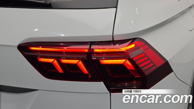 Volkswagen Tiguan Allspace 2.0 TSI Prestige 2022 — фото 23