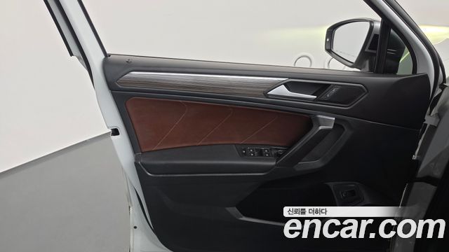 Volkswagen Tiguan Allspace 2.0 TSI Prestige 2022 — фото 24