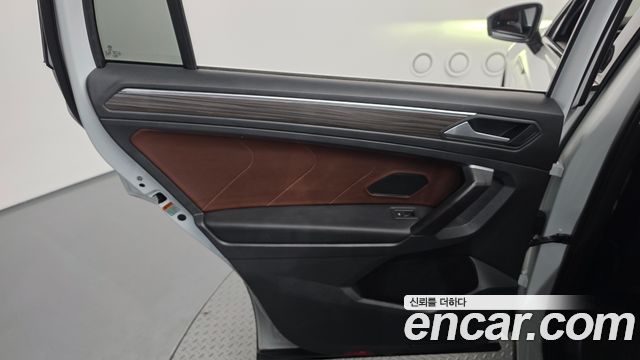 Volkswagen Tiguan Allspace 2.0 TSI Prestige 2022 — фото 25
