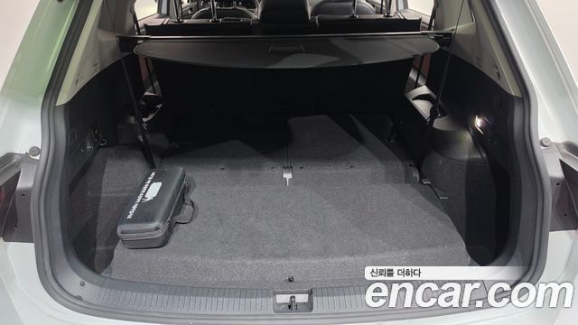 Volkswagen Tiguan Allspace 2.0 TSI Prestige 2022 — фото 27