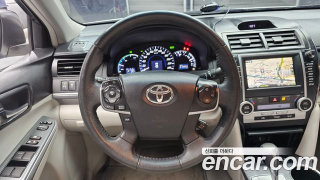 Toyota Camry Hybrid XLE 2012 — фото 13