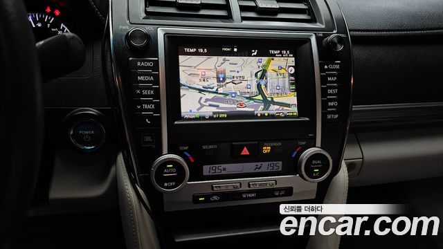 Toyota Camry Hybrid XLE 2012 — фото 16