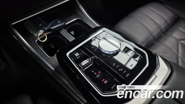 BMW 7 Series (G70) 740i sDrive M Sport 2023 — фото 9